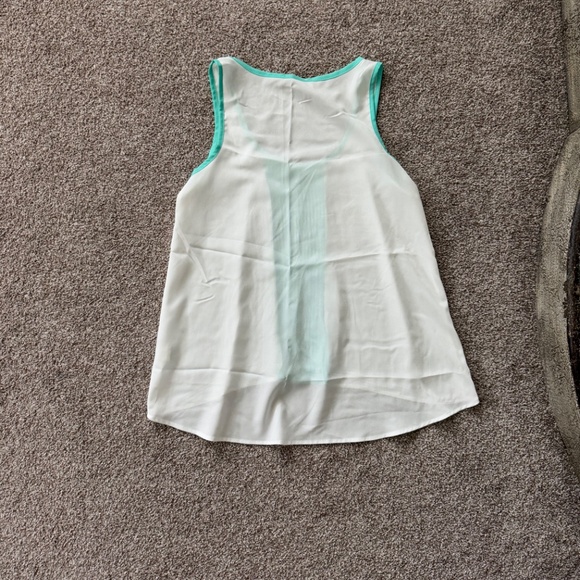 Women’s blouse EUC - Picture 2 of 4